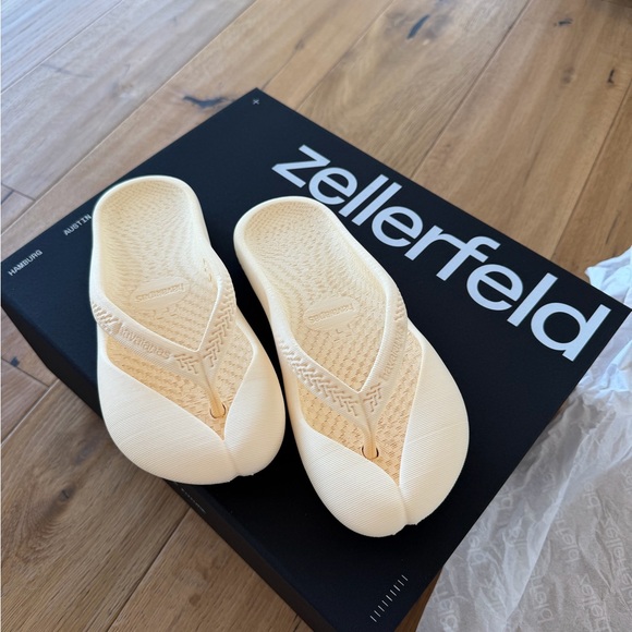 Havaianas Shoes - Zellerfeld (Havaianas )3D Printed Oat
Sandals Size 36 Minimal Futuristic
